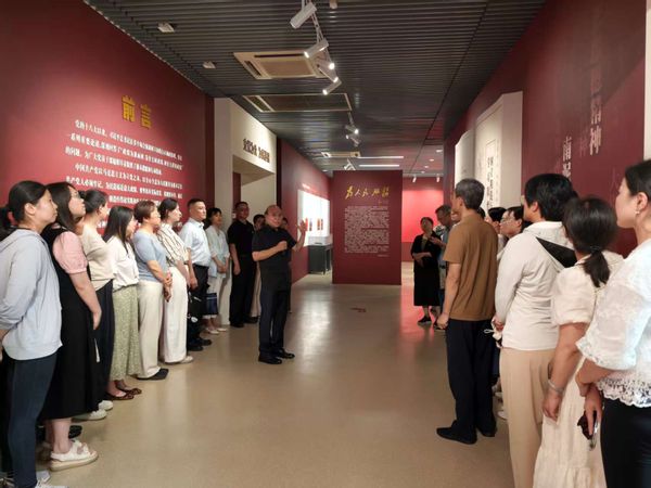 bein体育中共党史资料馆馆长曹大臣为参观团体讲解